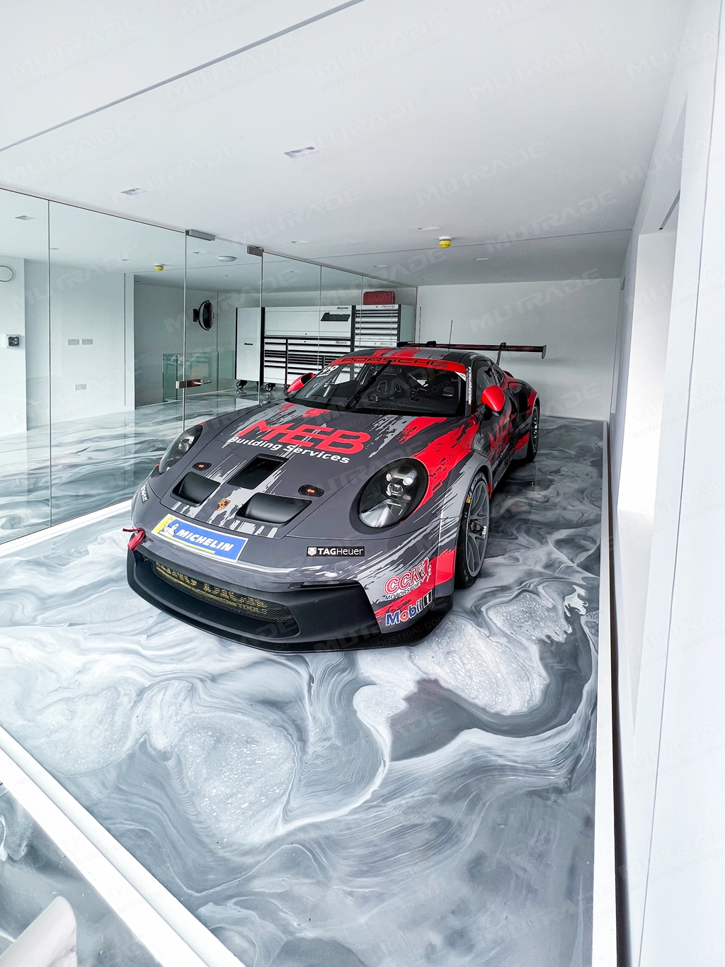 Private Garage Car Lift in England: How Mutrade S-VRC Creates Hidden Inter-Floor Parking イギリスのプライベート ガレージ カー リフト: Mutrade S-VRC がどのように隠された階間駐車場を作成するか